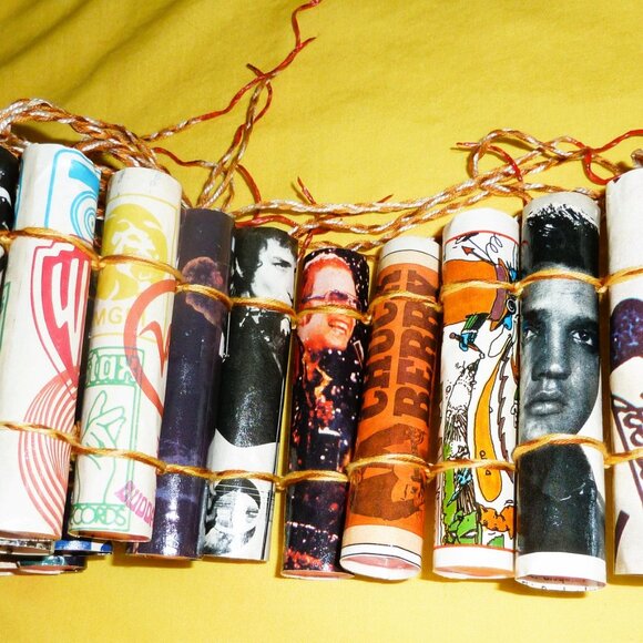 Portable and artistic belt made of cardboard dynamite sticks and posters - Picture 2 of 16